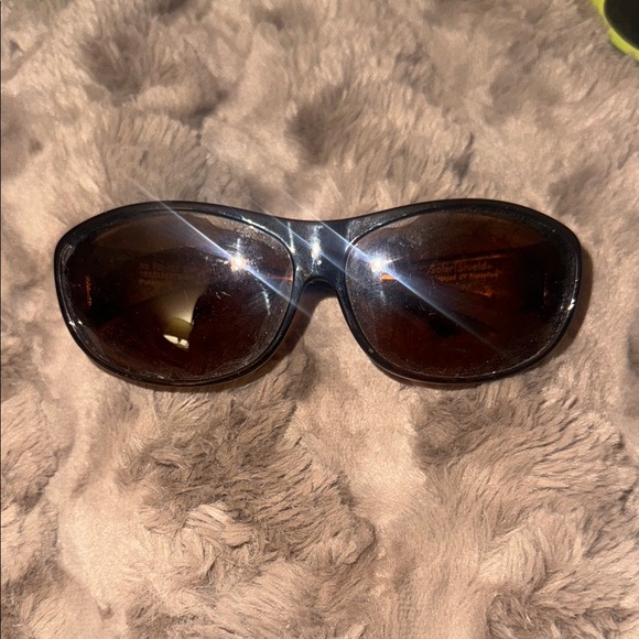 Sleek Wraparound Sunglasses with Sporty Design - Picture 1 of 3